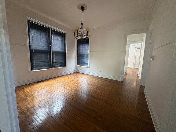 3rd image of 610 W Briar Pl #1