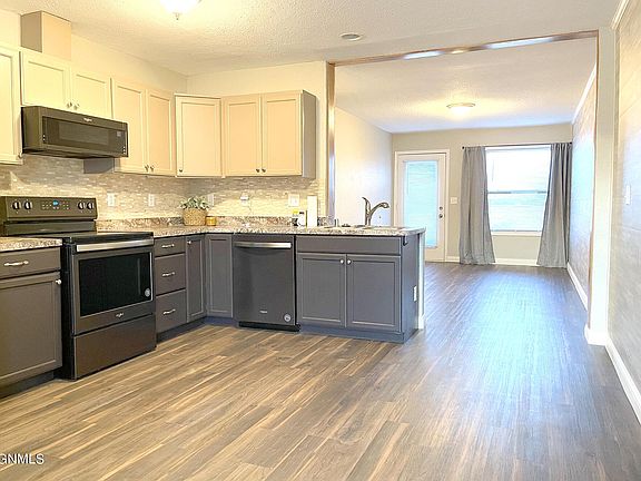 3rd image of 726 2nd St NE