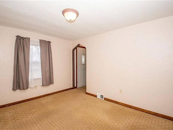 The Carpets in the Dining Rm have been recently cleaned and are in great condition.
