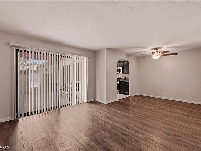 2410 Pickwick Dr — Photo 5