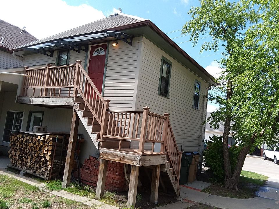 Stairs to entrance directly from off-street parking spot.