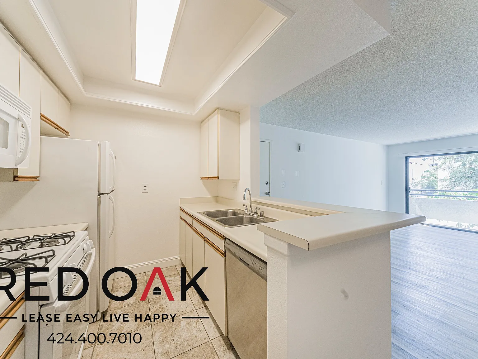 Comfortable 2-Bed with Parking Included and Central AC ~ In Pico-Robertson! — Photo 2