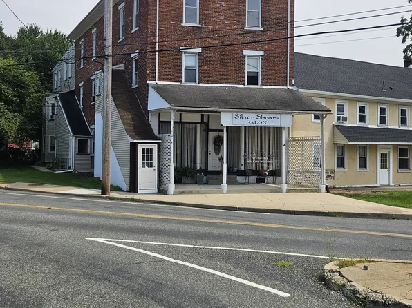 2 E Broad St APT 3, Trumbauersville, PA 18970