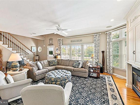 3rd image of 6 Hideaway Dr