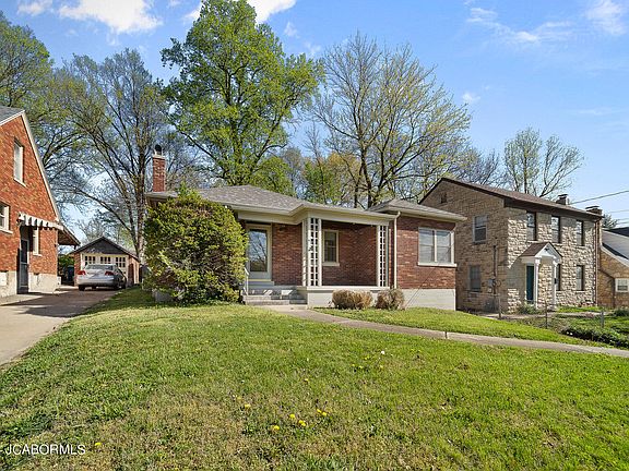 2nd image of 1924 N Circle Dr