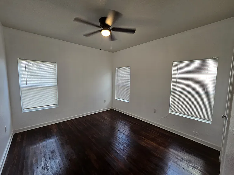 809 Elmwood Dr — Photo 7