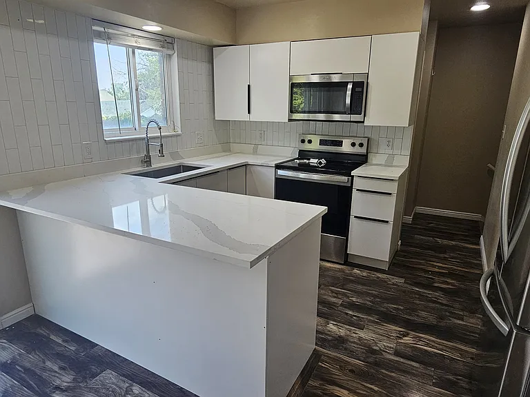 2318 E Claybourne Ave — Photo 5