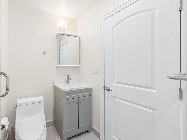 570 W Stocker St #216 — Photo 13