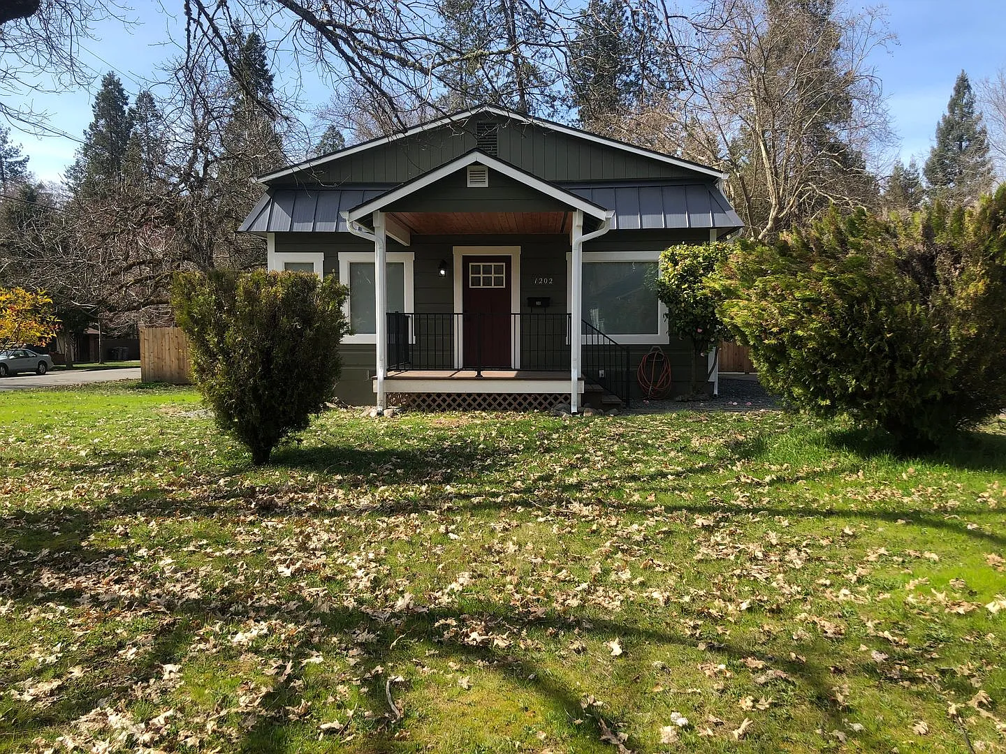 Charming 2 Bed, 1 Bath Home in Grants Pass — Photo 1