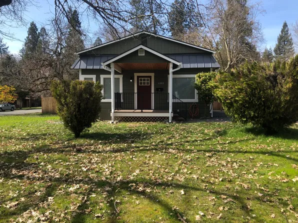 1202 NW Hawthorne Ave, Grants Pass, OR 97526