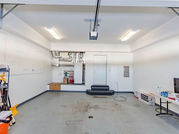 3rd image of 480 W Pointe Cir