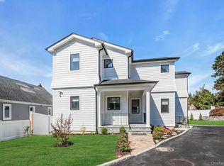 7 Bud Ct, Bayville, NY 11709