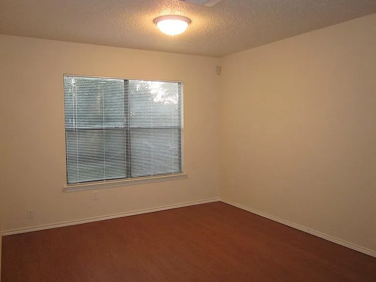 1102 Comfort St — Photo 6
