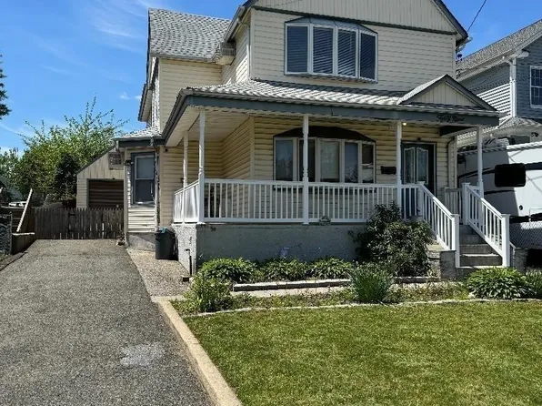 49 Pacific Avenue, Franklin Square, NY 11010