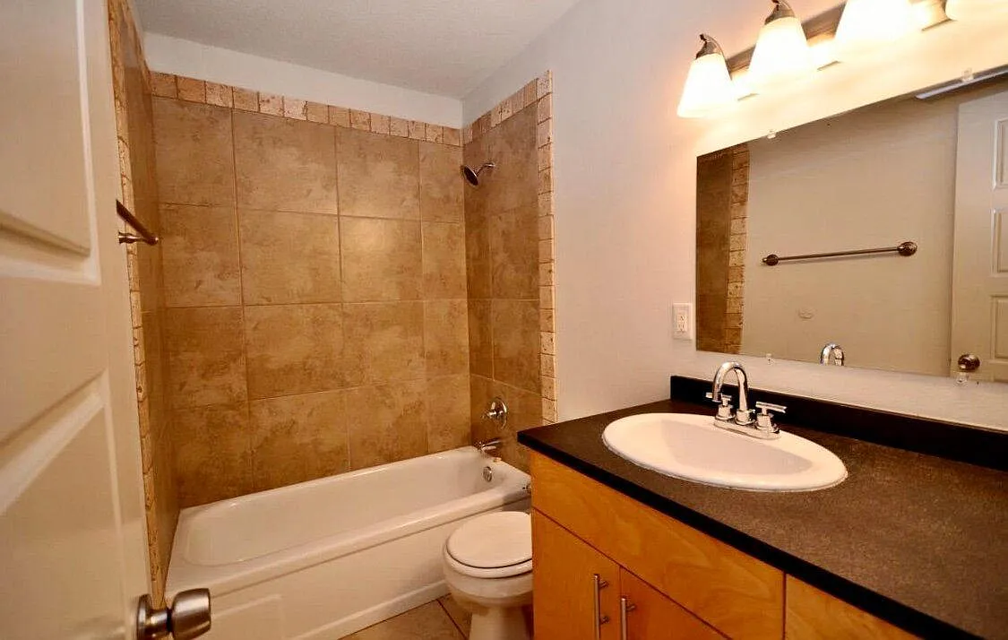 922 W Hughes St — Photo 4