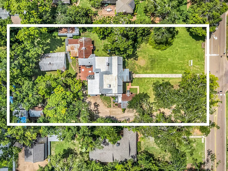 824 University Ave — Photo 48