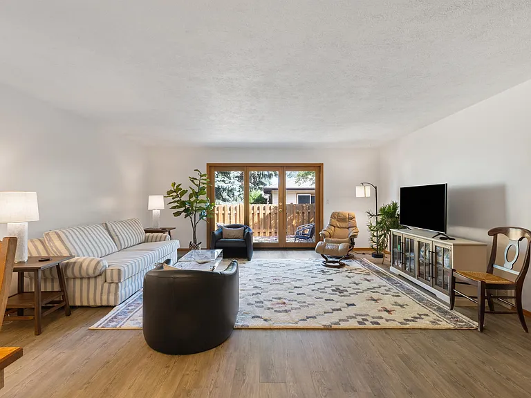 1711 W Koch St — Photo 6