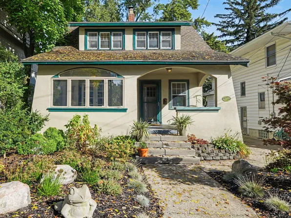 1653 Wealthy St SE, East Grand Rapids, MI 49506