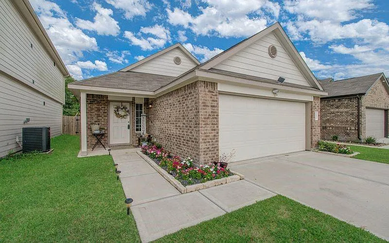 3 bed, 2.0 bath, 1343 sqft, $1,999 — Photo 1
