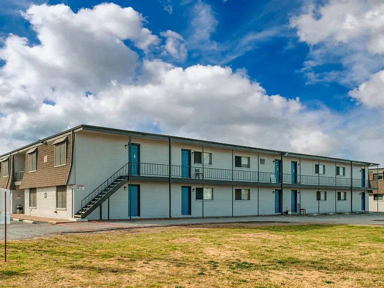 Royal Terrace: Leasing Specials! Renovated Euless Apartments, New Management! — Photo 22