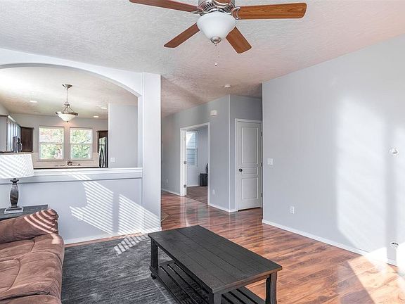 4th image of 2462 Hickory Ave