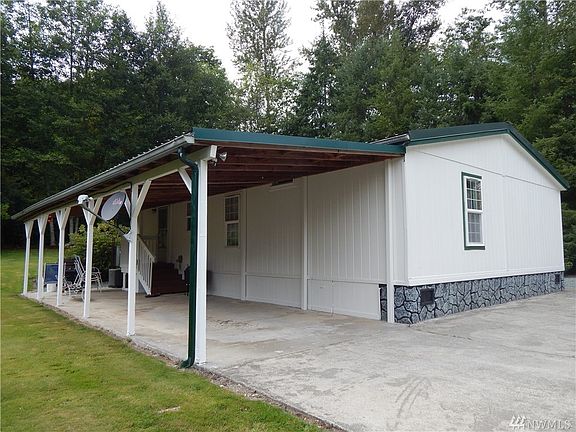 Covered carport/patio area.