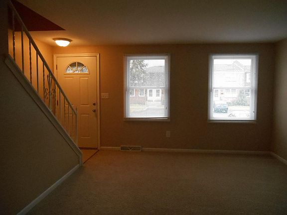 3rd image of 143 Creekside Dr