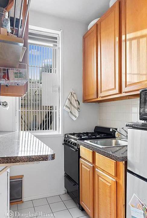 2nd image of 320 E 90th St #5