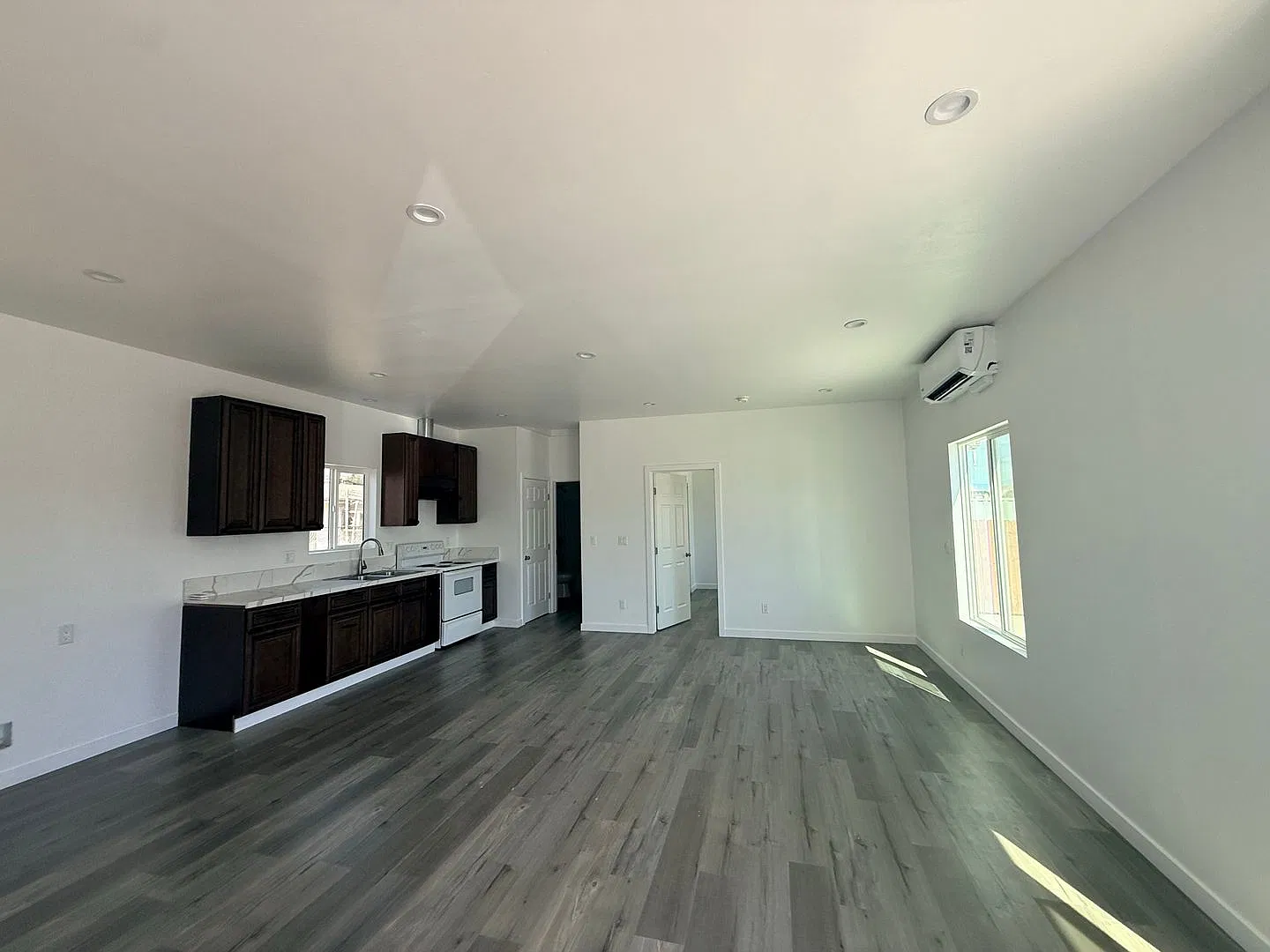 2377 Del Rosa Ave — Photo 4