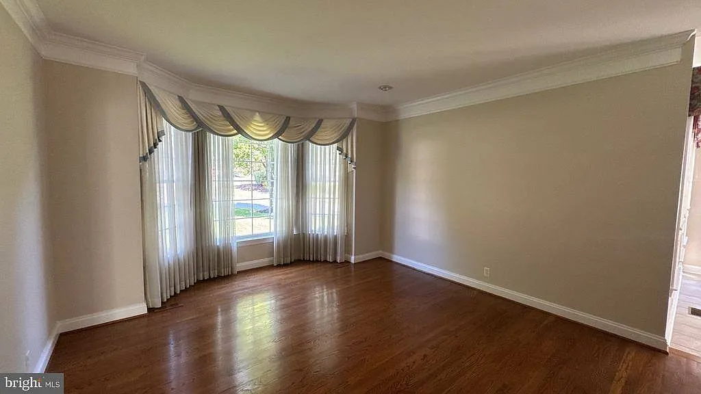 4 bed, 4.5 bath, 6826 sqft, $5,800 — Photo 4