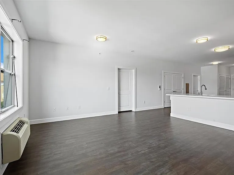 510 45th St #305 — Photo 5