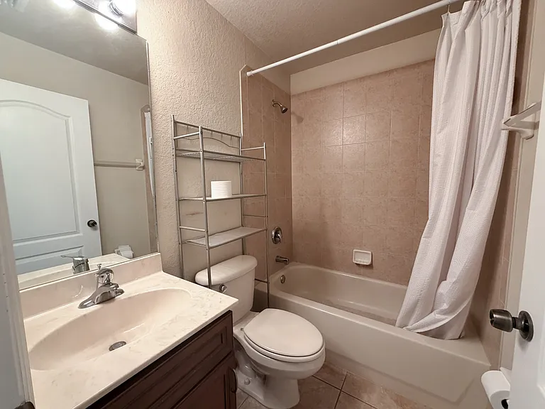 2110 SW 38th Ter — Photo 14