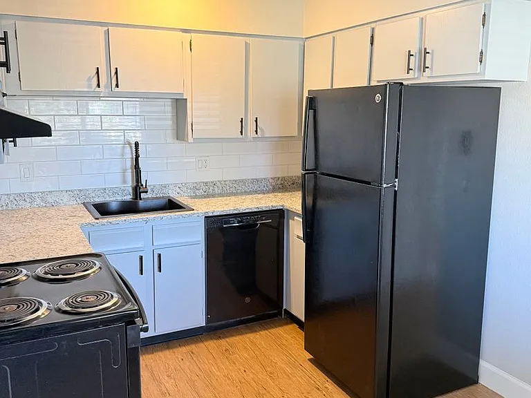 Cottonwood Creek Apartments — Photo 20