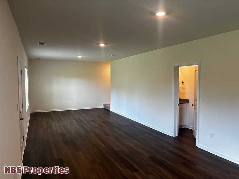935 Utopia Ln — Photo 24