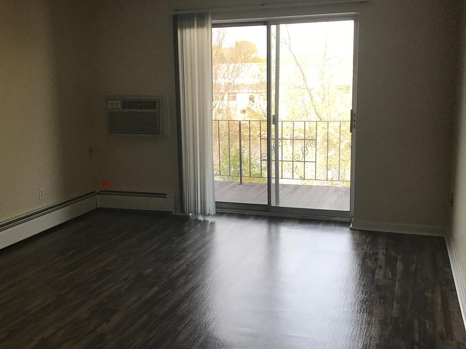 2nd image of 1459 Vfw Pkwy APT A22