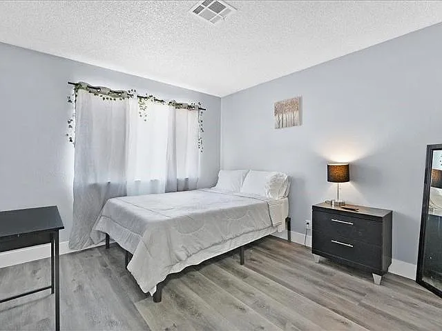4 bed, 3.0 bath, 2470 sqft, $957 — Photo 2