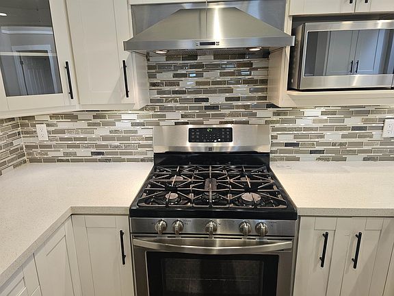 3rd image of 2989 Trafalgar St #22