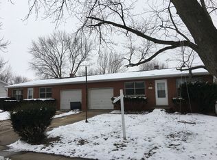 2320 Fairland Dr, Sycamore, IL 60178