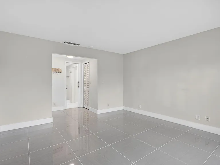 3212 NE 12th St #204 — Photo 15