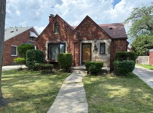 1676 Stanhope St, Grosse Pointe Woods, MI 48236