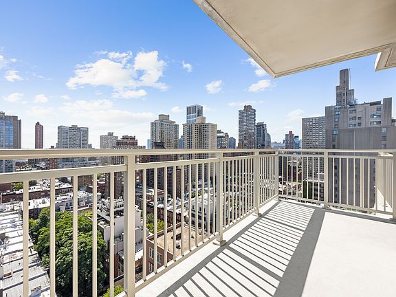 4th image of 300 E 83rd St #Penthouse 22