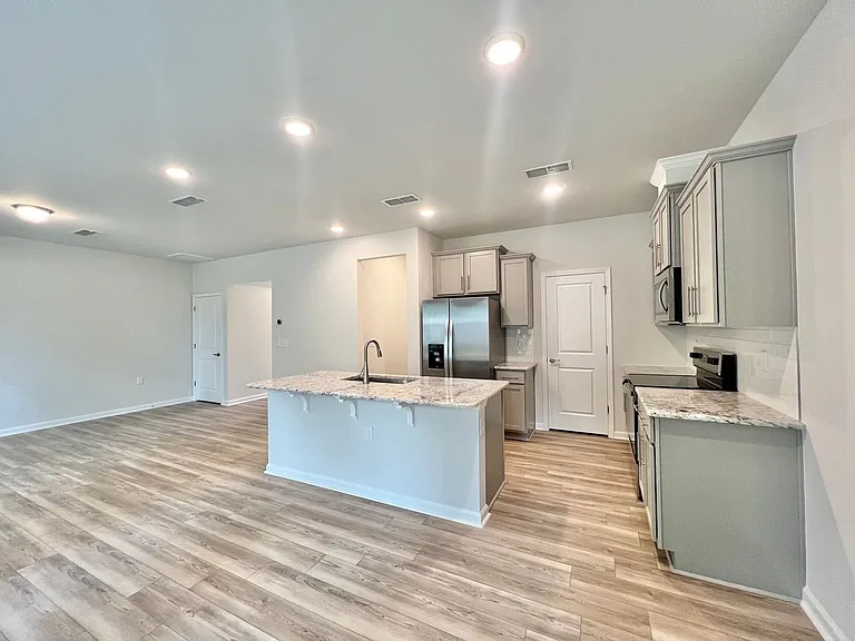 870 McKenzie Park Ter — Photo 5