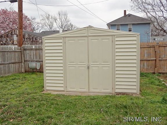 4th image of 635 Whitelaw Ave