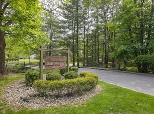 7 Windermere Brook Ln, Suffern, NY 10901