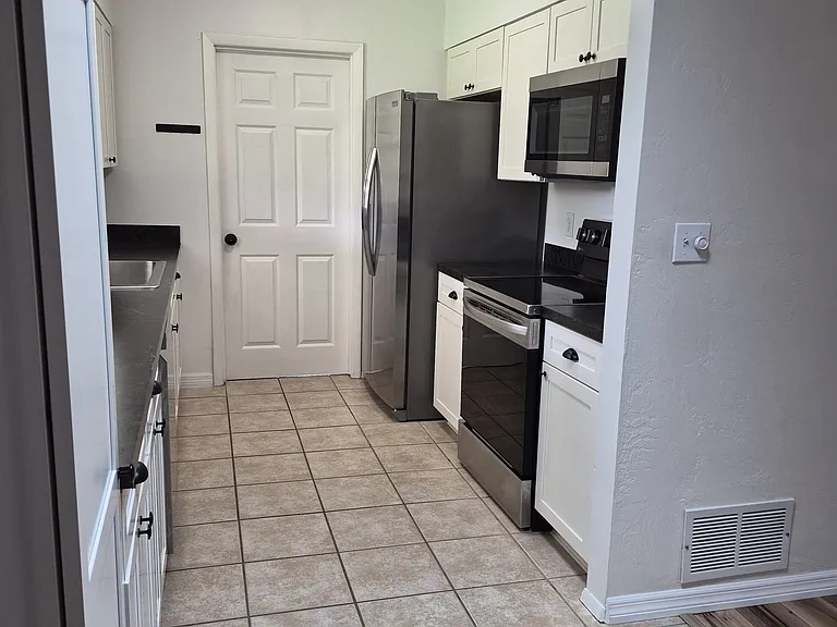 2956 Carriage Dr — Photo 6