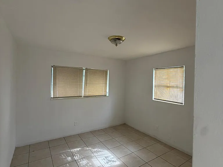 1929 Thomas St #1 — Photo 7