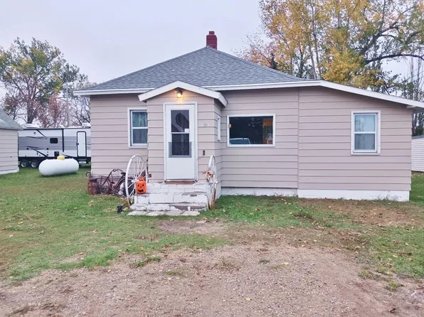 106 3rd St SW, Towner, ND 58788