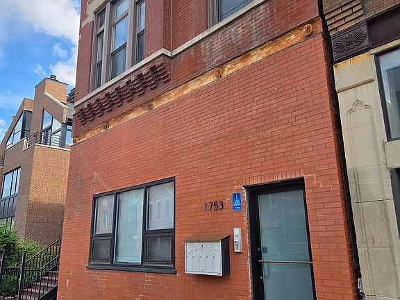 2nd image of 1753 W Augusta Blvd #3R