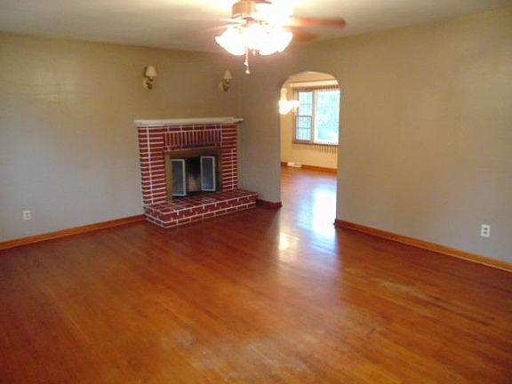 4th image of 133 Bradley Dr