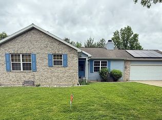 1015 Tanglewood Dr, Charleston, IL